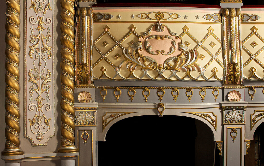 Detail der dekorativen Verputzarbeiten. Auditorium Old Vic Theatre, London, Großbritannien