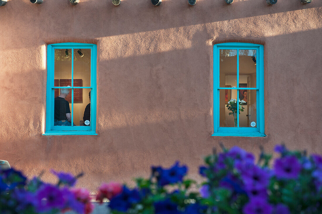 Freitagabend Canyon Road Galerie Spaziergang In Santa Fe, New Mexico, USA