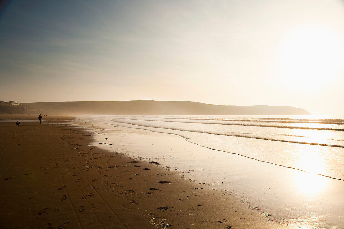 Sonnenuntergang am Strand von Putsborough Sands, Nord-Devon, Großbritannien