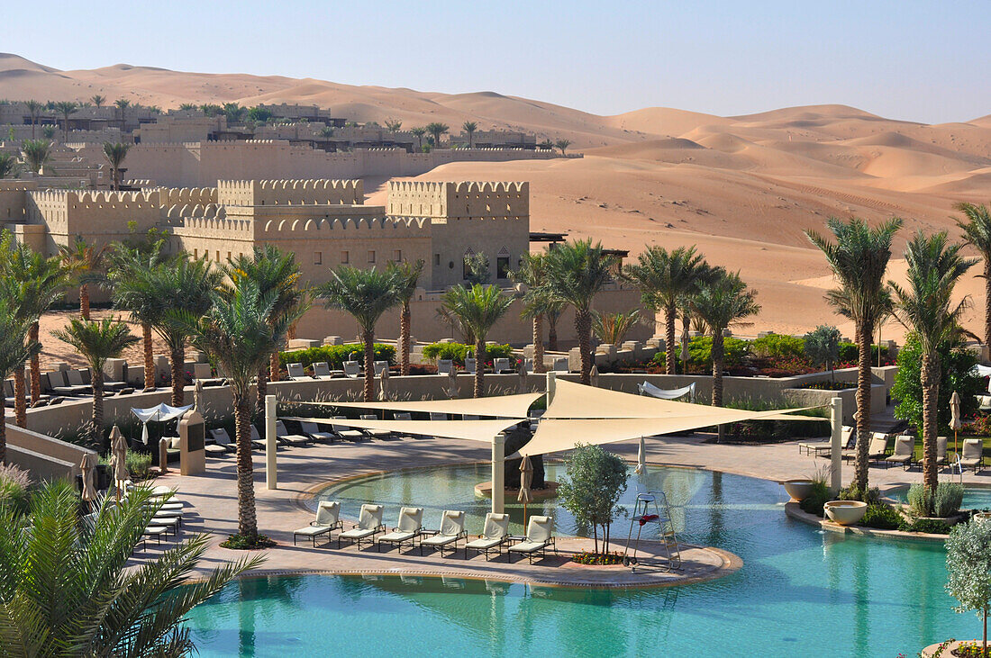 Hauptpool und Dünen, Qasr Al Sarab, Abu Dhabi