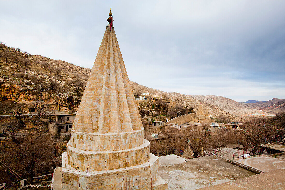 Kegelförmige Dächer, charakteristisch für jesidische Stätten, Lalish, Irakisch-Kurdistan, Irak