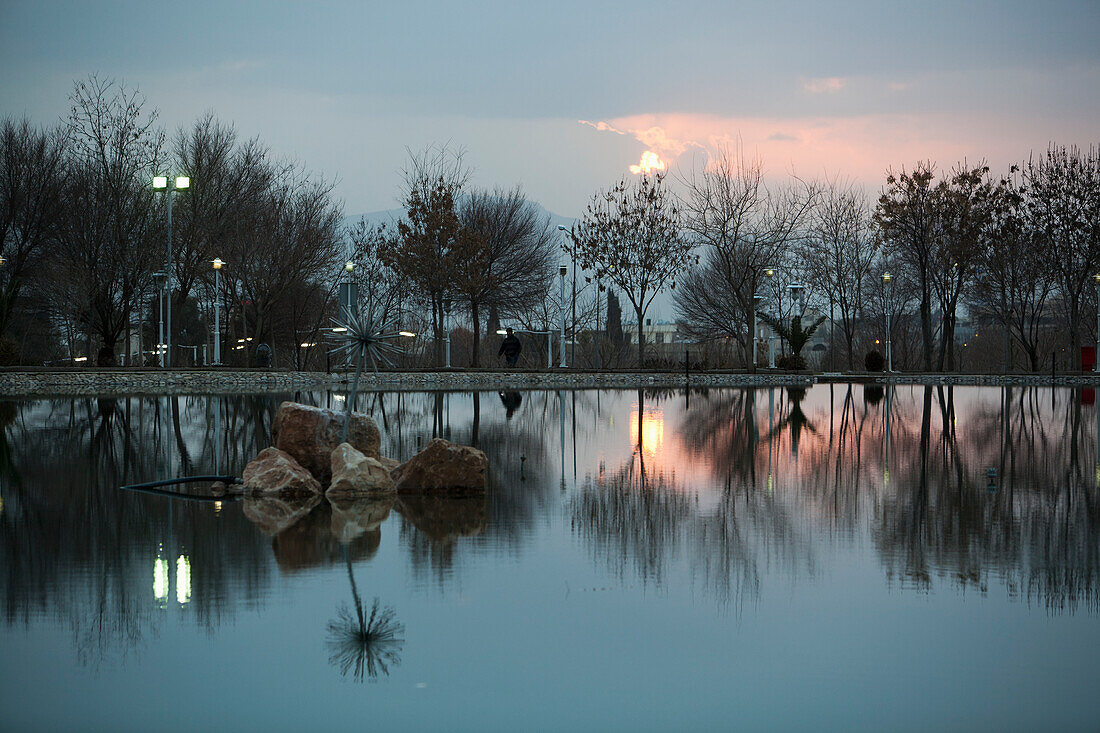 Parkszene in der Abenddämmerung in Sulaymaniyah, Irakisch-Kurdistan, Irak