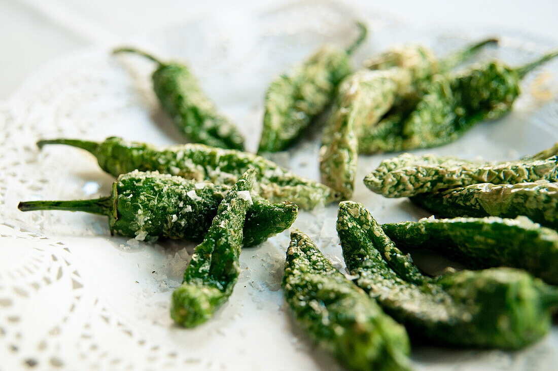 Traditionelle gebratene Paprikaschoten, bekannt als Pimientos De Padron, Santurtzi, Baskenland, Spanien