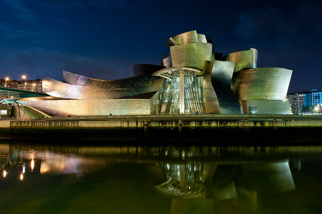 Guggenheim-Museum bei Nacht in Bilbao, Baskenland, Spanien