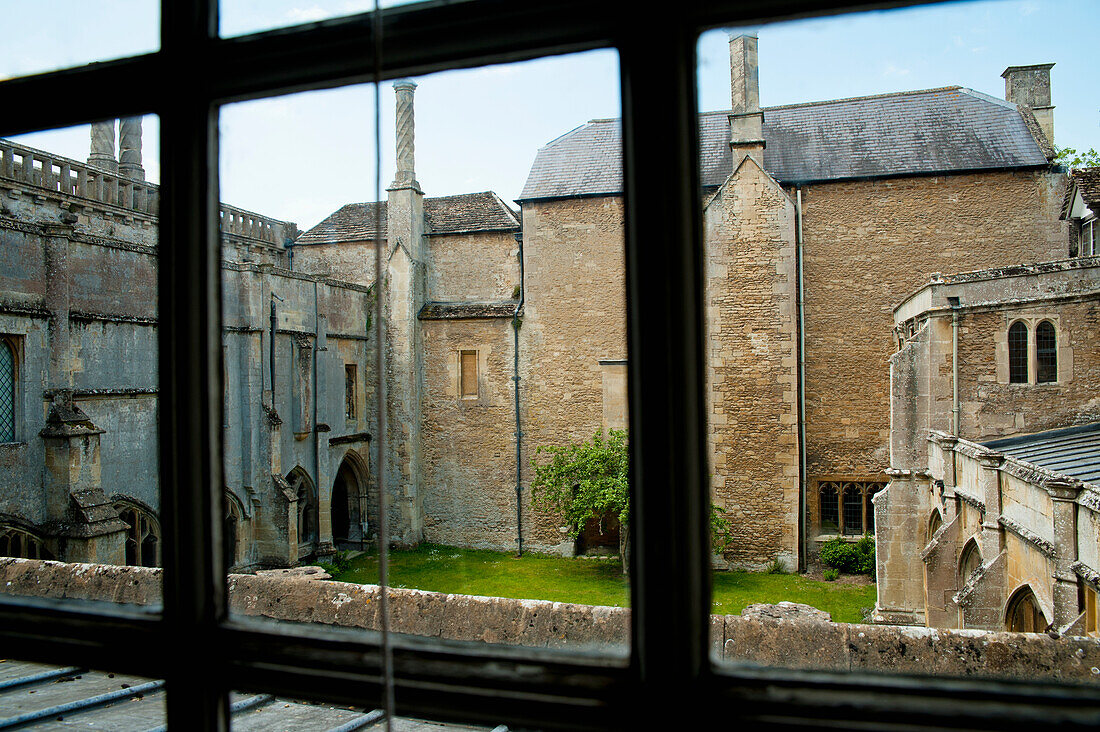 Blick aus dem Zimmer von Lacock Abbey, Lacock, Wiltshire, Großbritannien