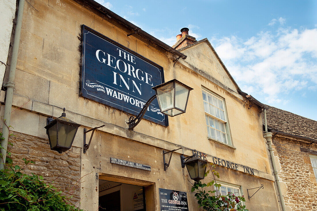 Das George Inn Public House im ältesten Pub in Lacock, Wiltshire, Großbritannien