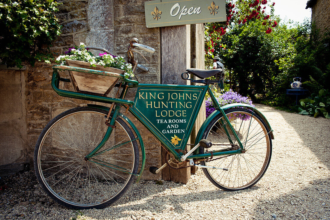 Fahrrad in der King Johns Hunting Lodge und Teestube in Lacock, Wiltshire, Großbritannien
