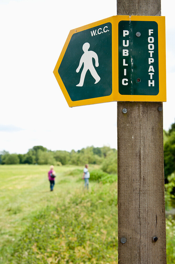 Öffentlicher Fußweg Wegweiser in Lacock, Wiltshire, UK