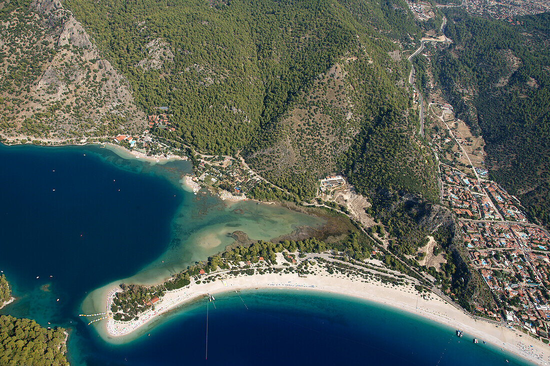 Blick auf Oludeniz, das als Mekka für Gleitschirmflieger gilt, an der Türkisküste, Südtürkei