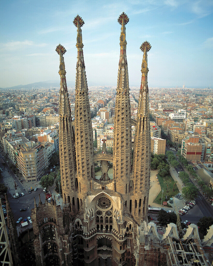 Sagrada Familia, die Kathedrale der Heiligen Familie, Antoni Gaudi, in der Abenddämmerung, Gotisches Viertel, Barcelona, Spanien.