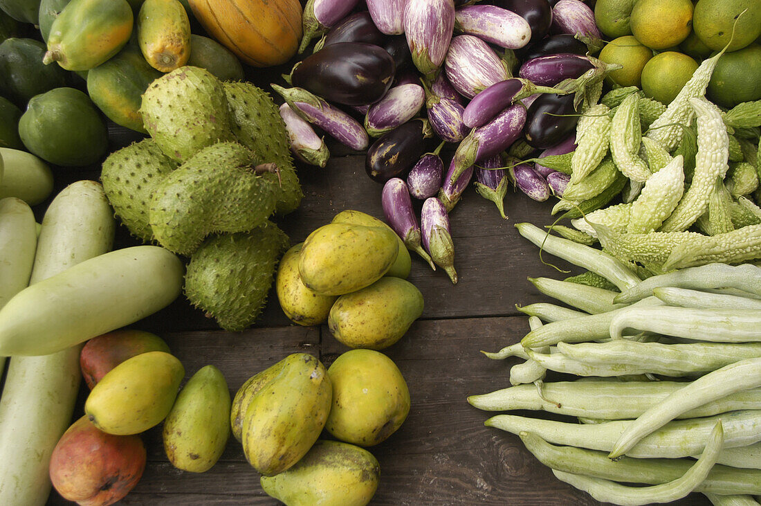 Frisches Obst und Gemüse zum Verkauf auf dem Markt in Castries, St. Lucia.