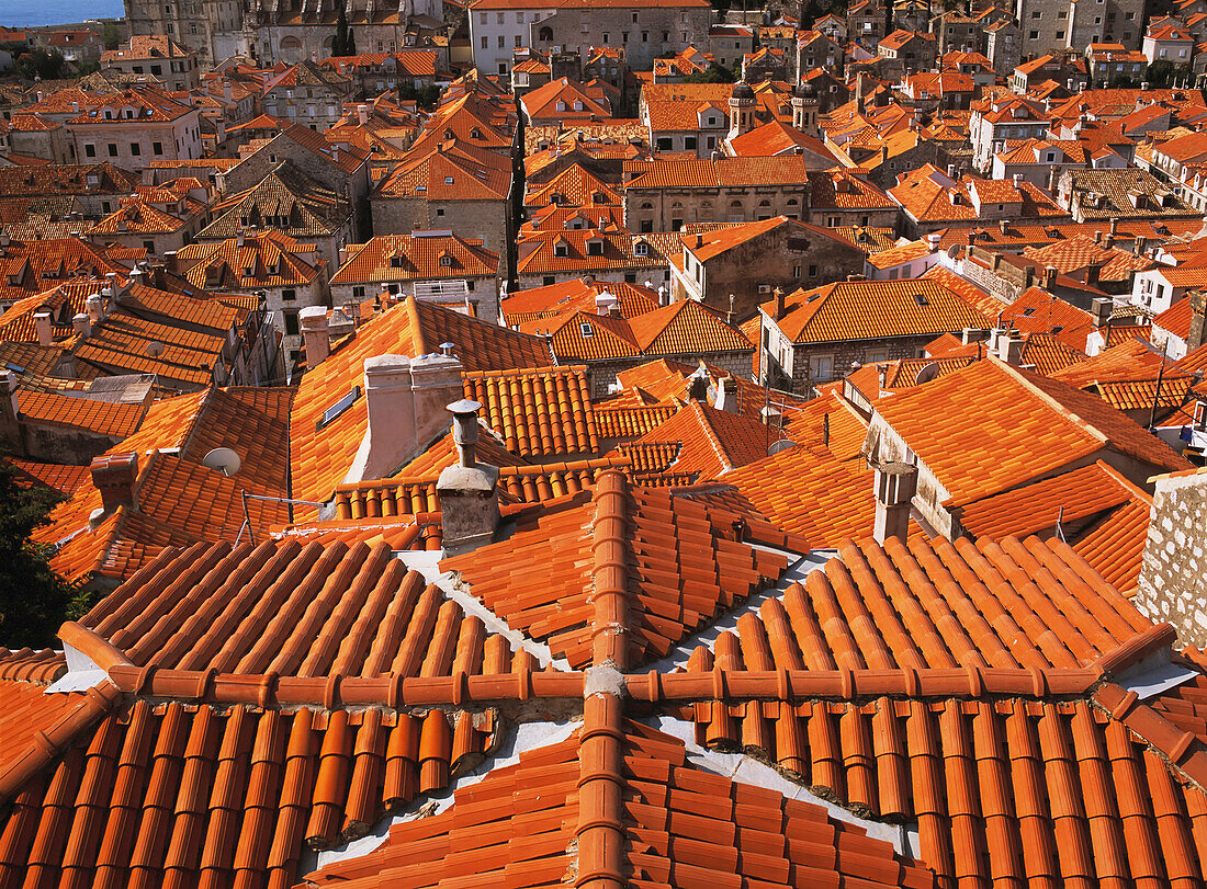 Blick über die Dächer von Dubrovnik, Kroatien, von den Stadtmauern aus gesehen.