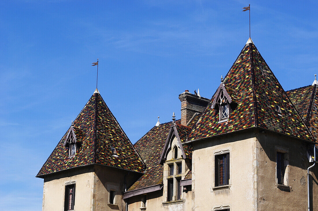 Detail des keramischen Ziegeldachs des Chateau Marguerite Bourgogne, Couches, Burgund, Frankreich.