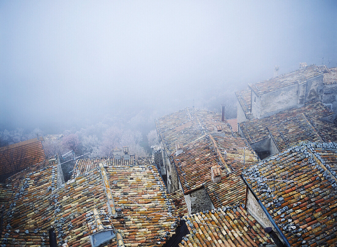 Blick über die Dächer von Häusern in San Stefano De Sessanno, Abruzzen, Italien.