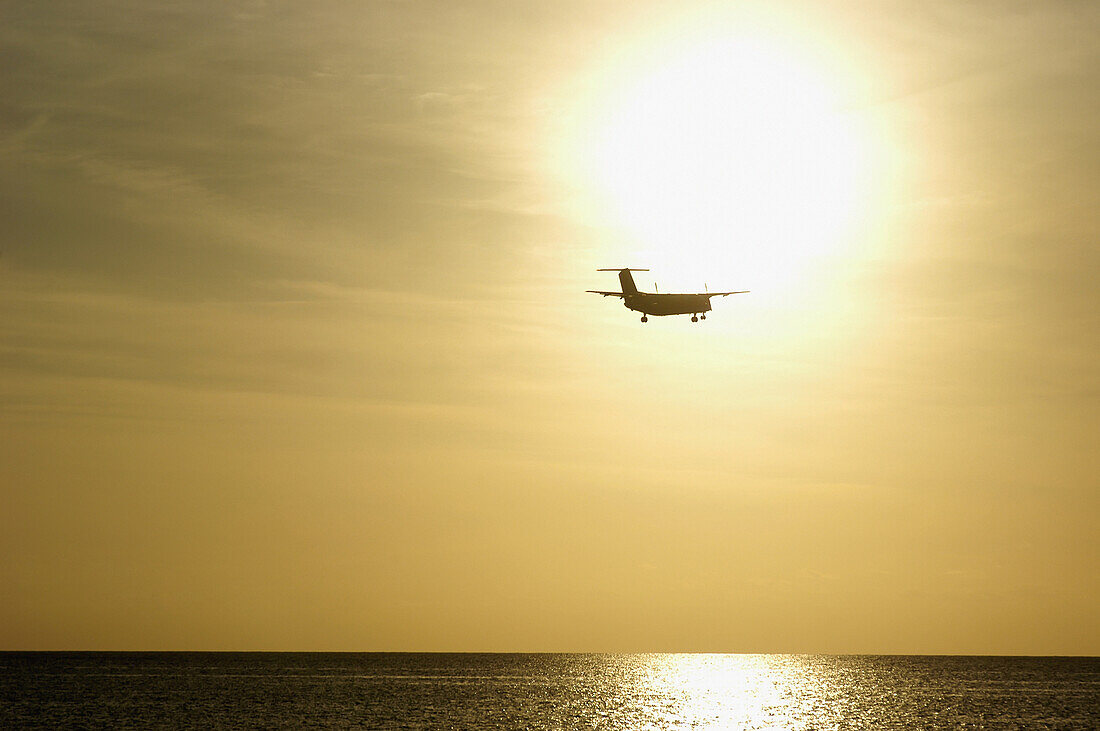 Kleines Flugzeug im Landeanflug auf den Flughafen Montego Bay in der Abenddämmerung, Jamaika.