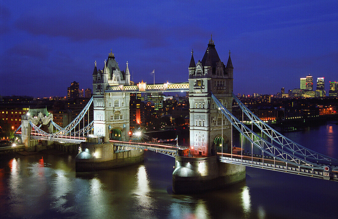 Stadtbild, Tower Bridge und Skyline, London, Nacht, England.