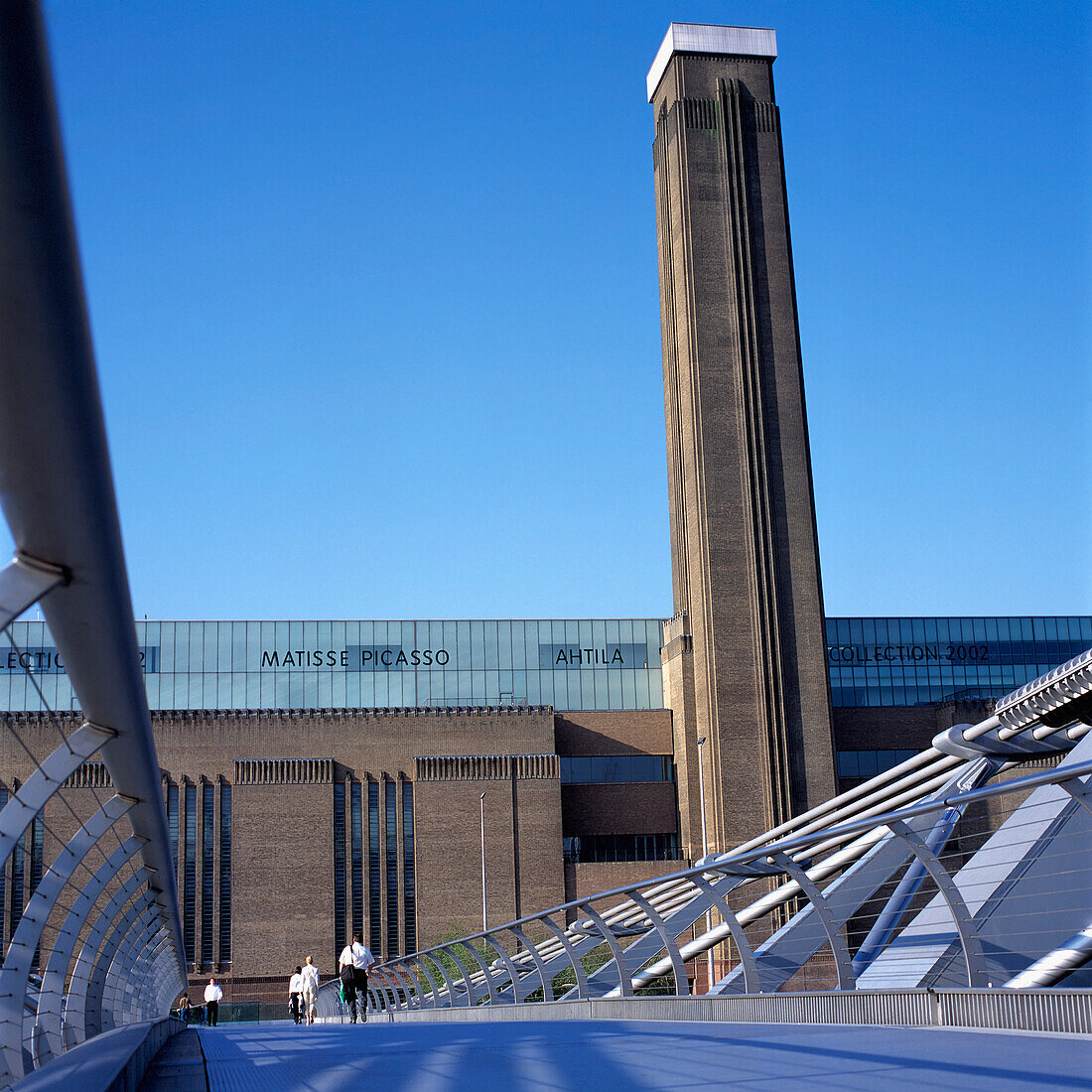 Die Millenium Bridge und die Tate Modern - London, Großbritannien.