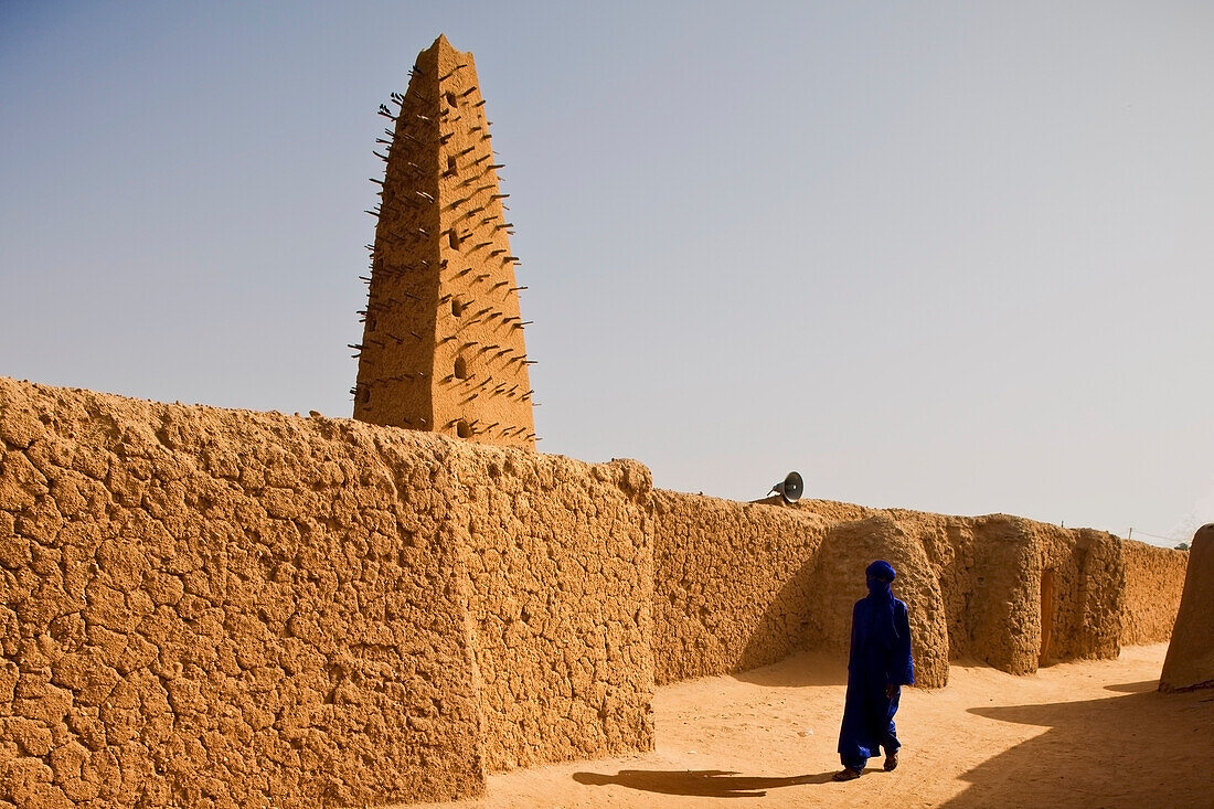 Niger, Sahara Desert, Agadez Region, was originally built in 1515 but restored in 1844. mosque hosts a renowed Centre of Islamic Studies and its 30 metres minaret is tallest mud-bricked minaret in Africa; Agadez, made of clay, Agadez Grand Mosque
