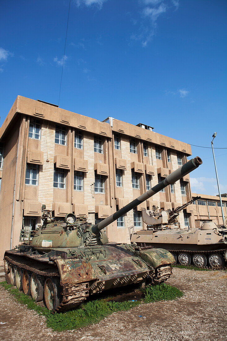 Panzer vor dem Amna Suraka (Rote Sicherheit) Museum, Irakisch-Kurdistan, Irak