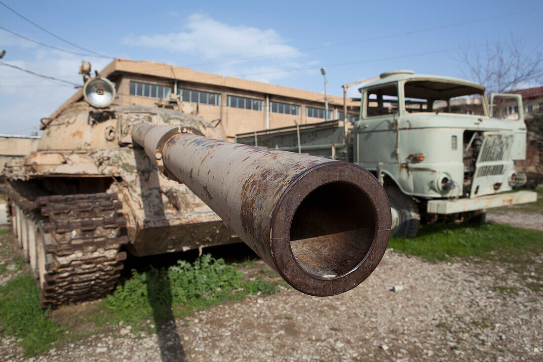 Kanone vor dem Amna Suraka (Rote Sicherheit) Museum, Irakisch-Kurdistan, Irak