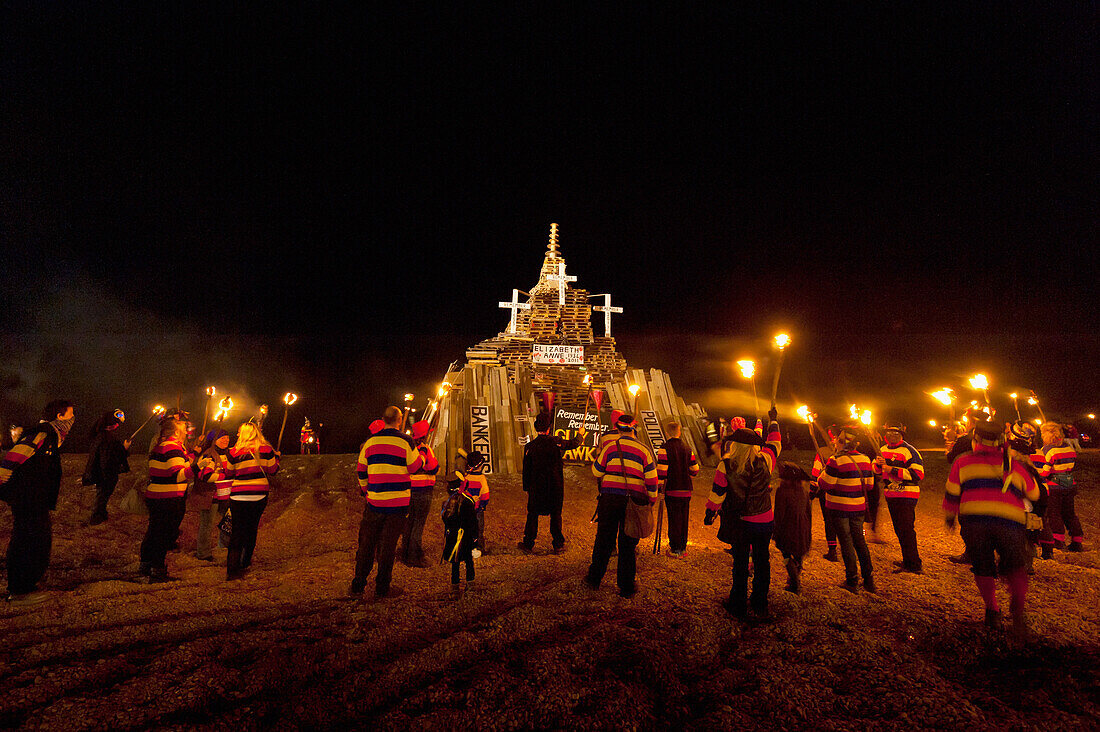Mitglieder der Hastings Bonfire Society bei den Vorbereitungen zum Entzünden eines großen Lagerfeuers am Strand, Hastings Bonfire Night, East Sussex, Großbritannien