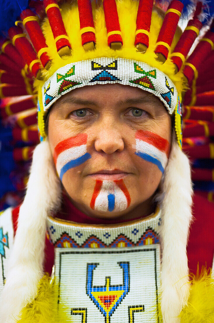 Frau als roter Indianer verkleidet beim jährlichen Kostümwettbewerb des Bonfire Council (Bonco) in Lewes, East Sussex, Großbritannien