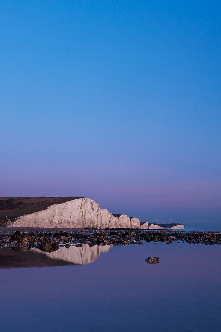 Weiße Klippen des Seven Sisters National Park in der Abenddämmerung, East Sussex, Großbritannien