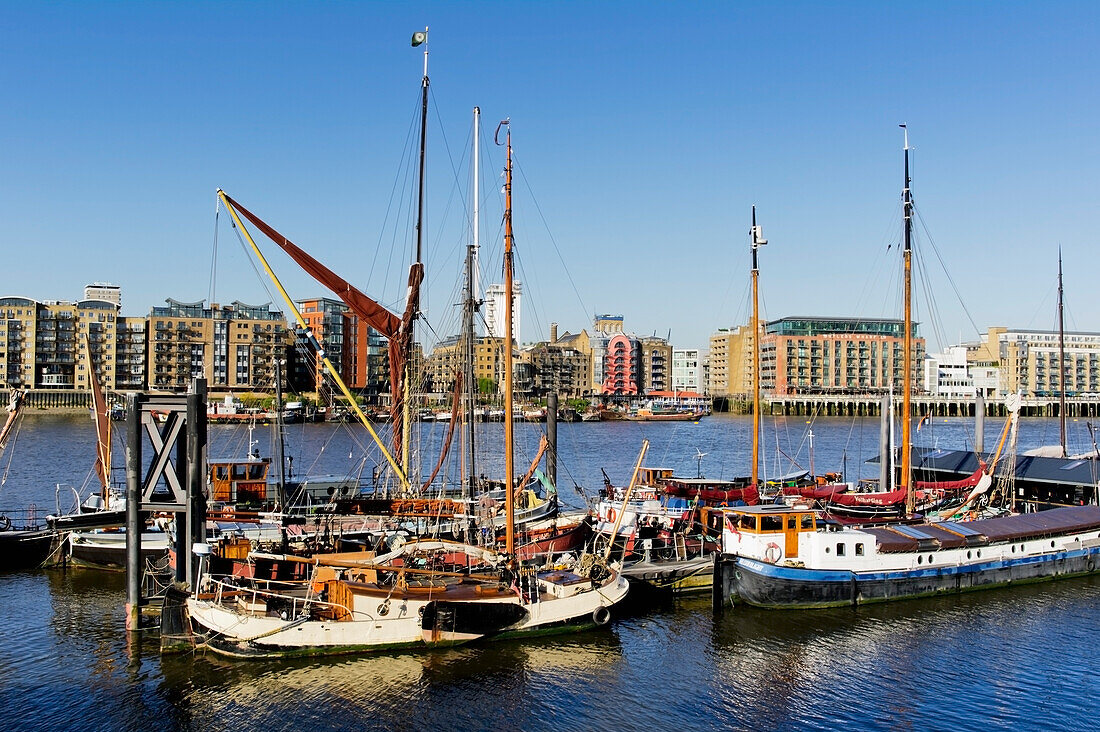 Vereinigtes Königreich, Bermondsey; London, Lastkahn und Segelboote auf der Themse
