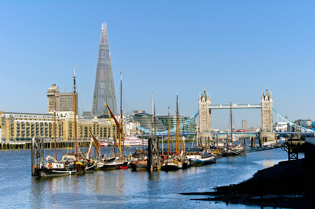 Vereinigtes Königreich, Blick auf Segelboote auf der Themse mit Tower Bridge und Shard-Gebäude im Hintergrund; London