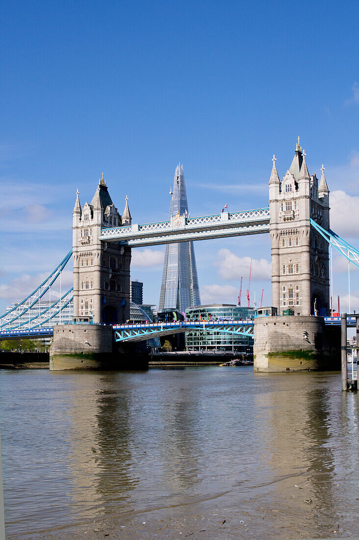 Vereinigtes Königreich, Blick auf die Tower Bridge und das Sahrd-Gebäude; London