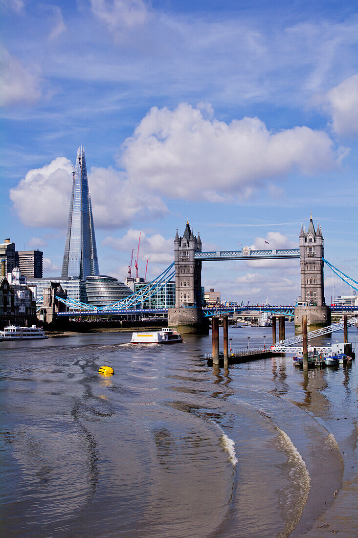 Vereinigtes Königreich, Blick auf die Tower Bridge und das Sahrd-Gebäude; London