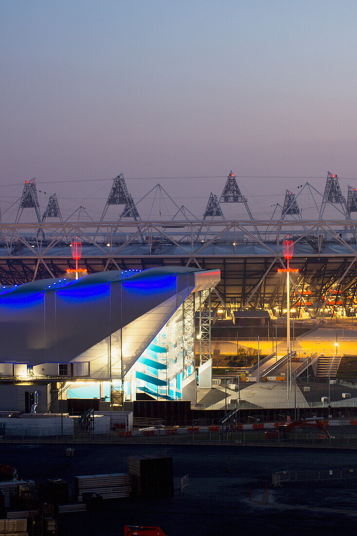 Vereinigtes Königreich, Blick auf das Olympische Dorf in der Abenddämmerung; London
