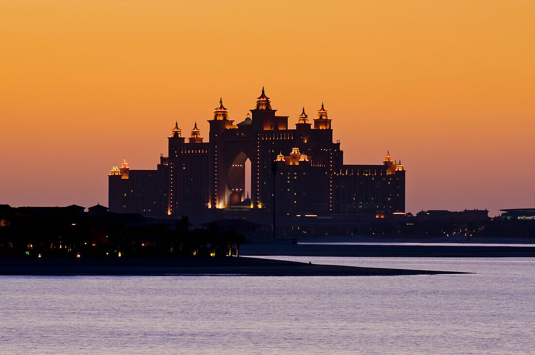 Vereinigte Arabische Emirate, Blick auf das Atlantis Hotel in der Abenddämmerung; Dubai