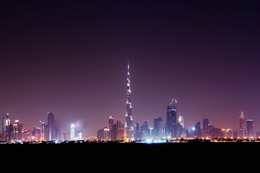 Vereinigte Arabische Emirate, Beleuchtete Stadtsilhouette; Dubai