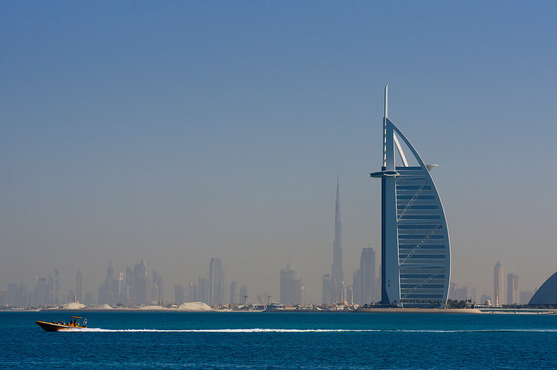 Vereinigte Arabische Emirate, Blick auf das Burj al Arab Hotel; Dubai