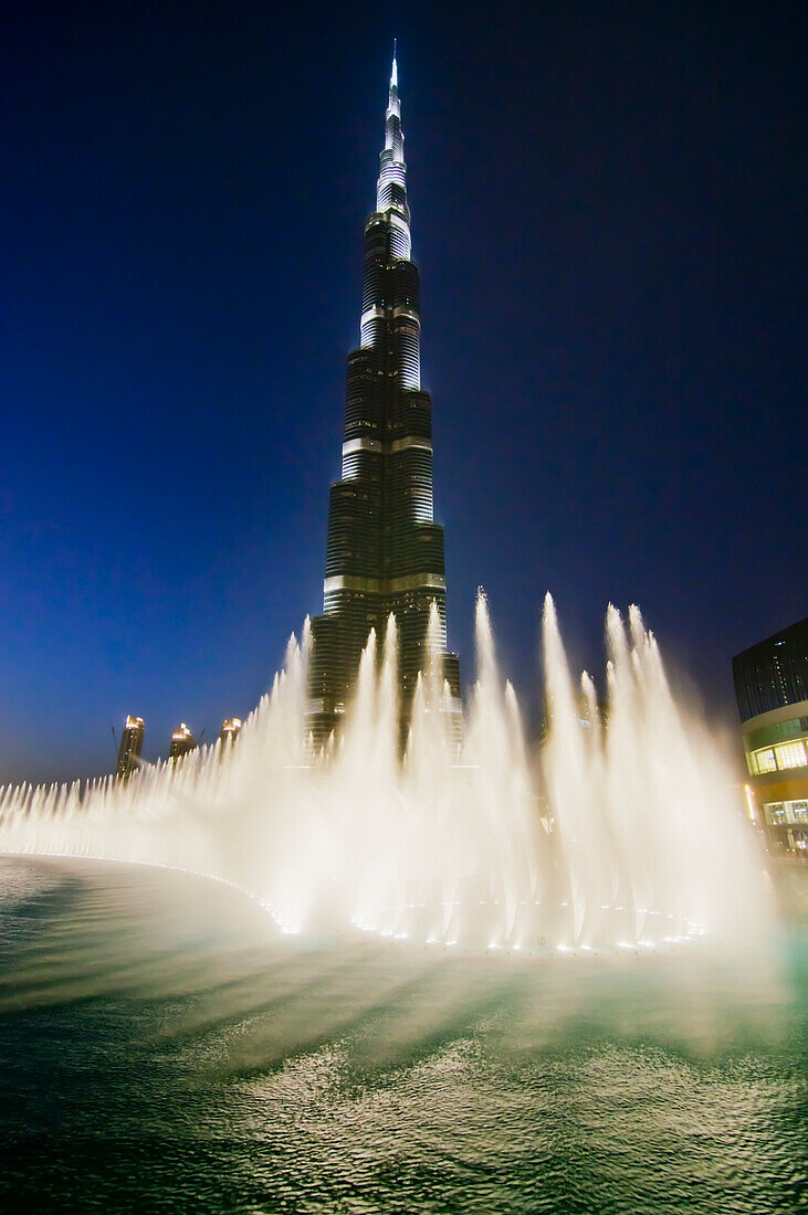 United Arab Emirates, View of fountain in front of Burj Khalifa hotel; Dubai