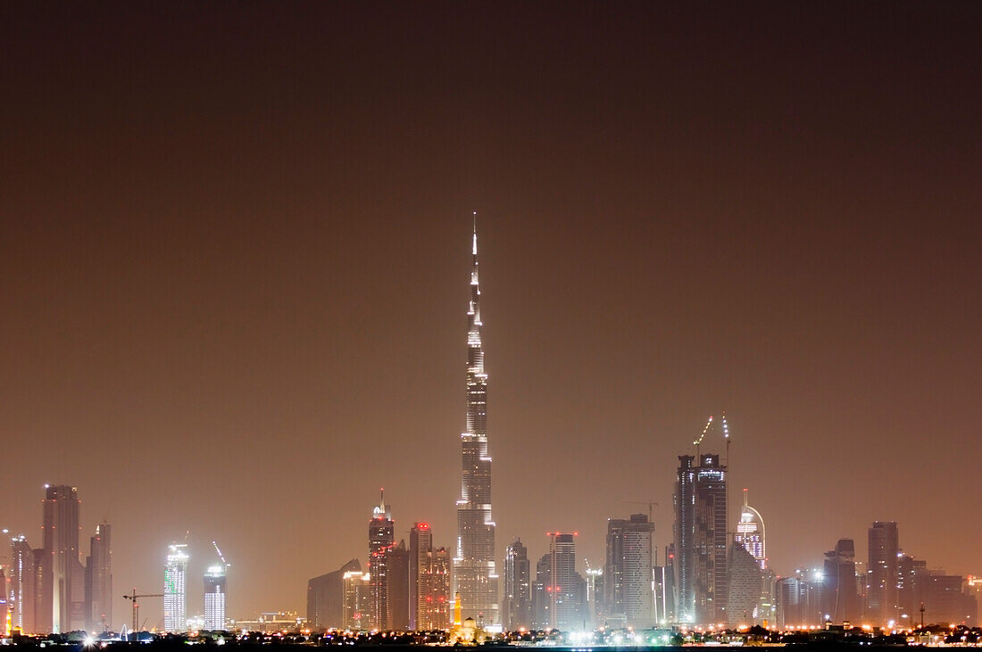Vereinigte Arabische Emirate, Blick auf Stadtsilhouette bei Nacht; Dubai