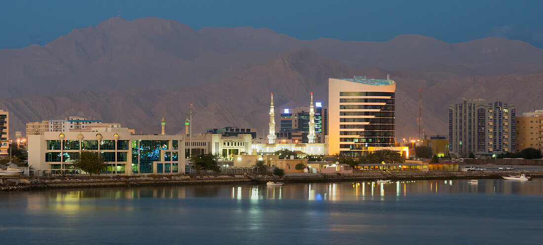Vereinigte Arabische Emirate, Blick auf die Stadtsilhouette in der Abenddämmerung; Ras Al Khaimah