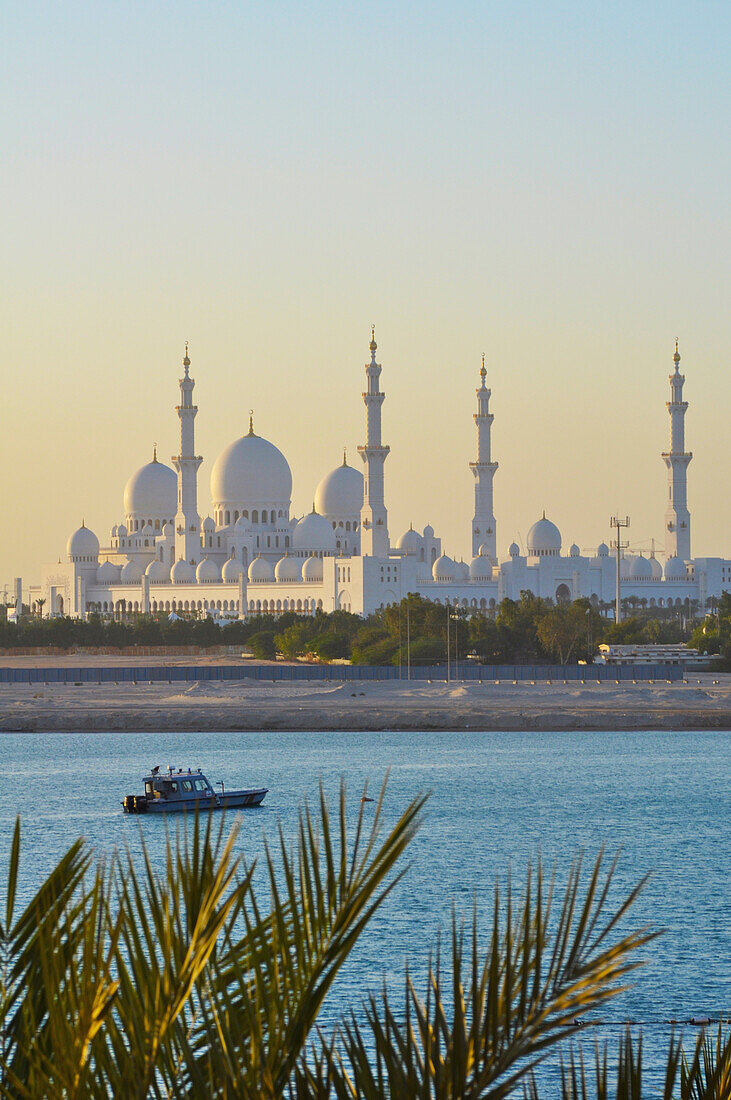 Vereinigte Arabische Emirate, Abu Dahbi, Blick auf die Shaikh Zayed Bin Sultan Al Nahyan Moschee vom Shangri-la Hotel aus