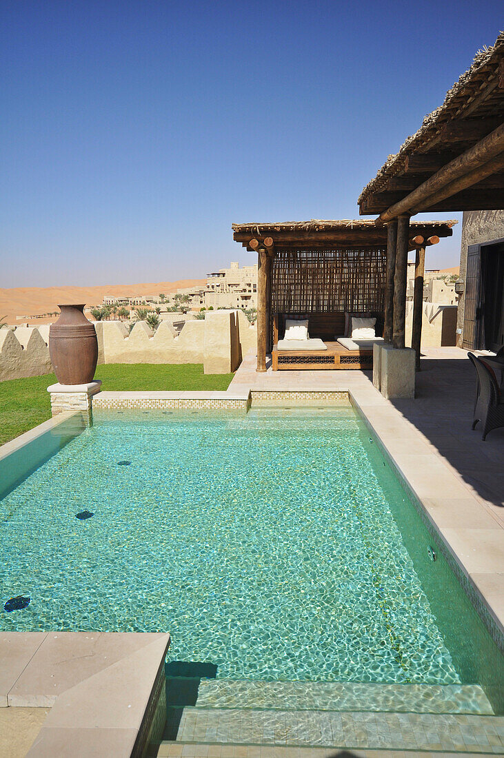 Vereinigte Arabische Emirate, Abu Dahbi, Qasr al Sarab, Villa am Pool