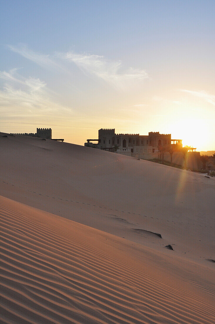 Vereinigte Arabische Emirate, Abu Dahbi, Qasr al Sarab, Leeres Viertel, Sonnenuntergang in der Liwa-Wüste