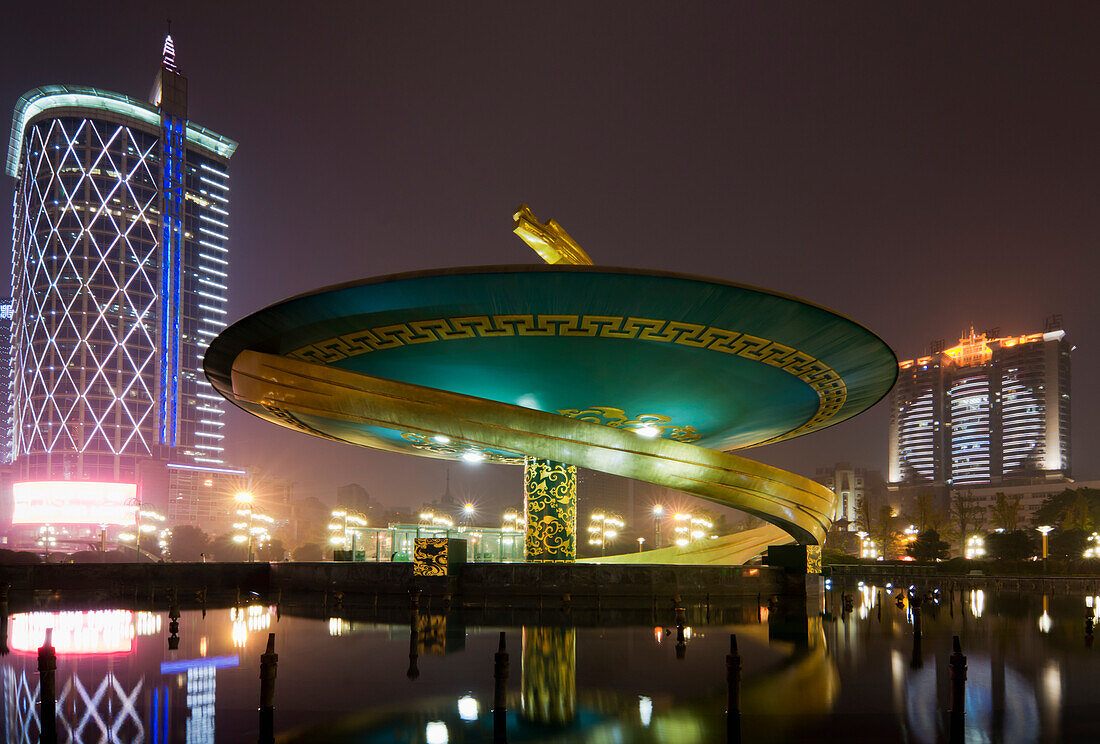 China, Sichuan, Chengdu, Beleuchtete Gebäude; Tianfu-Platz