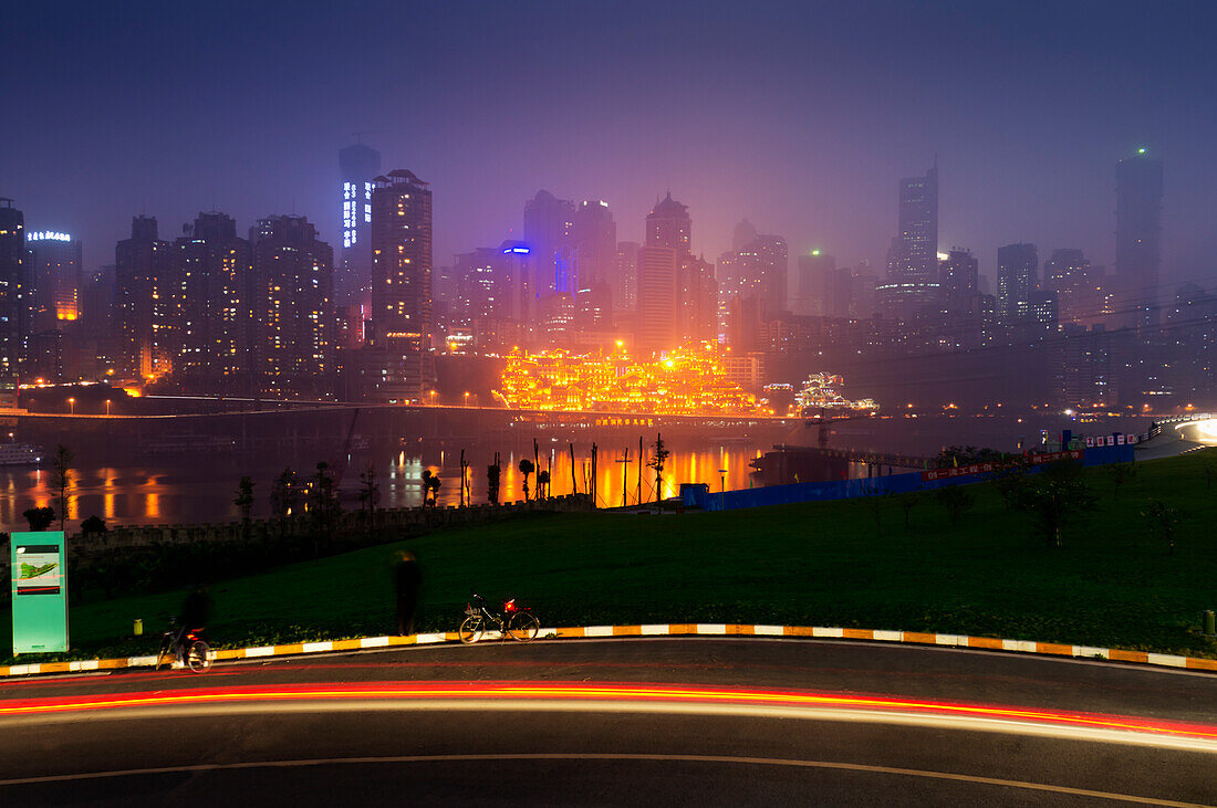 China, Sichuan, Skyline bei Nacht; Chongqing