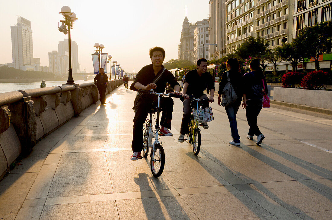 China, Guangdong, Riverfront promenade; Guangzhou