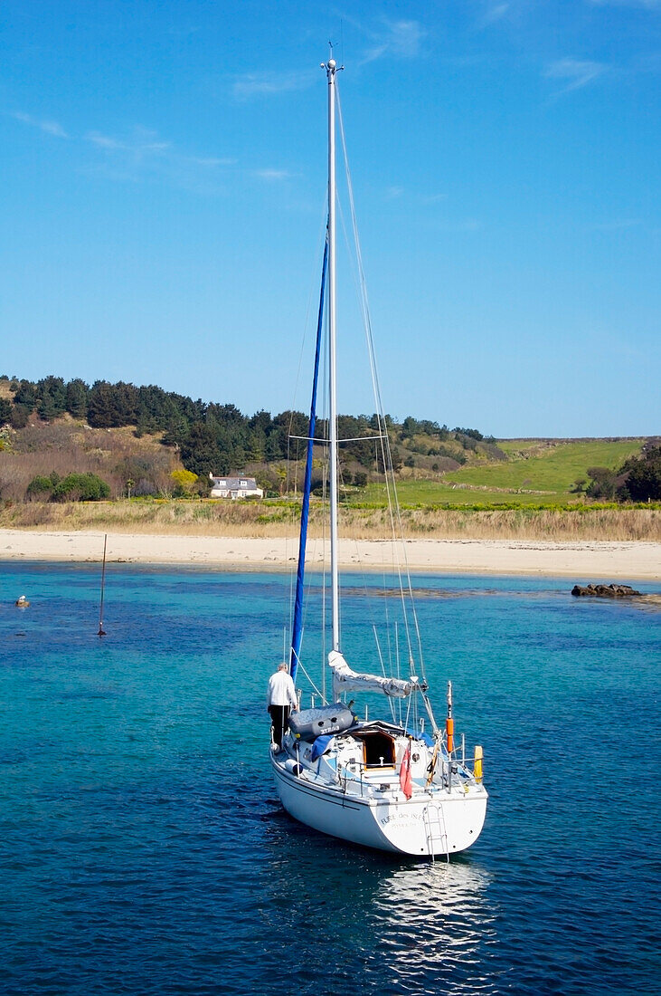 England, Kanalinseln, Segelboot verlässt Küste; Herm