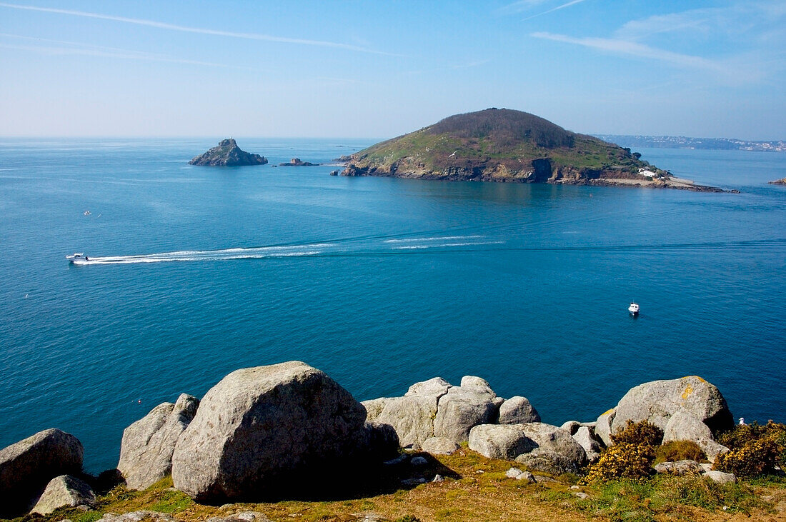 England, Kanalinseln, Blick auf Küste und Inseln; Jethou