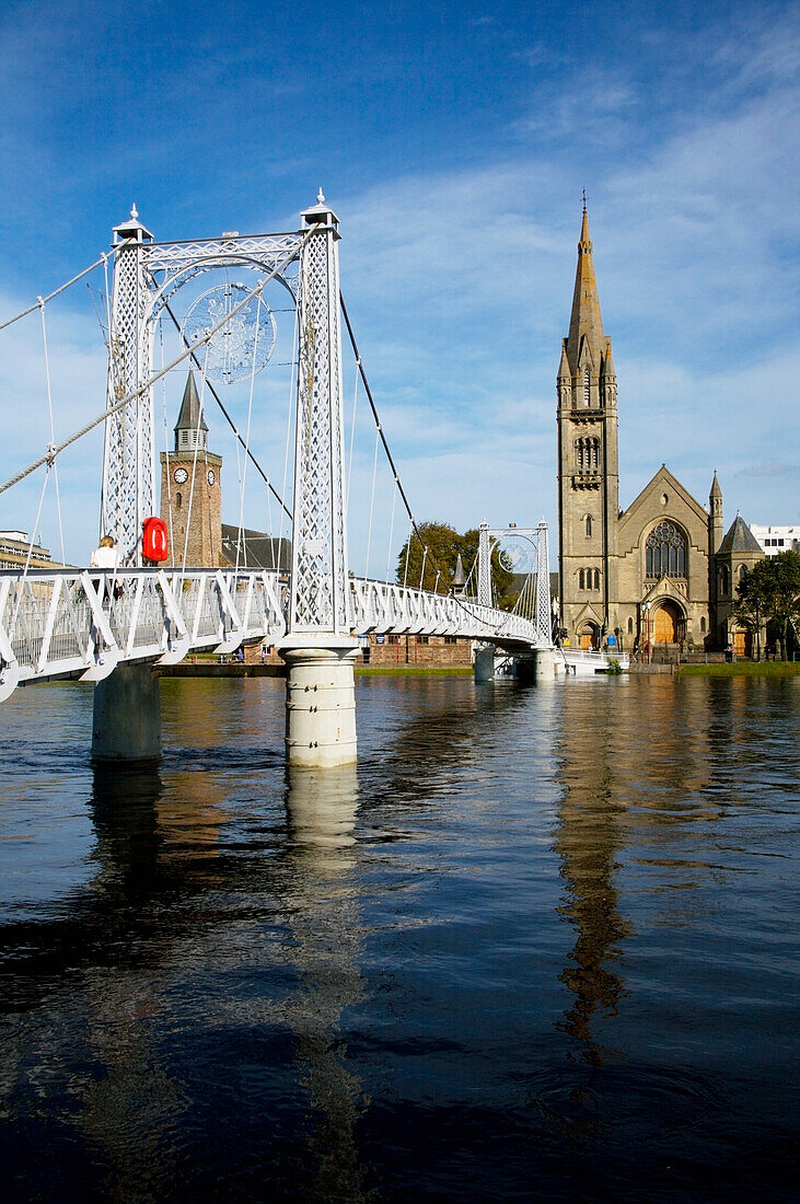 Vereinigtes Königreich, Blick auf Brücke und Stadt; Schottland