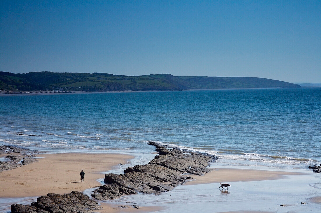 Vereinigtes Königreich, Blick auf Meer und Strand; Wales