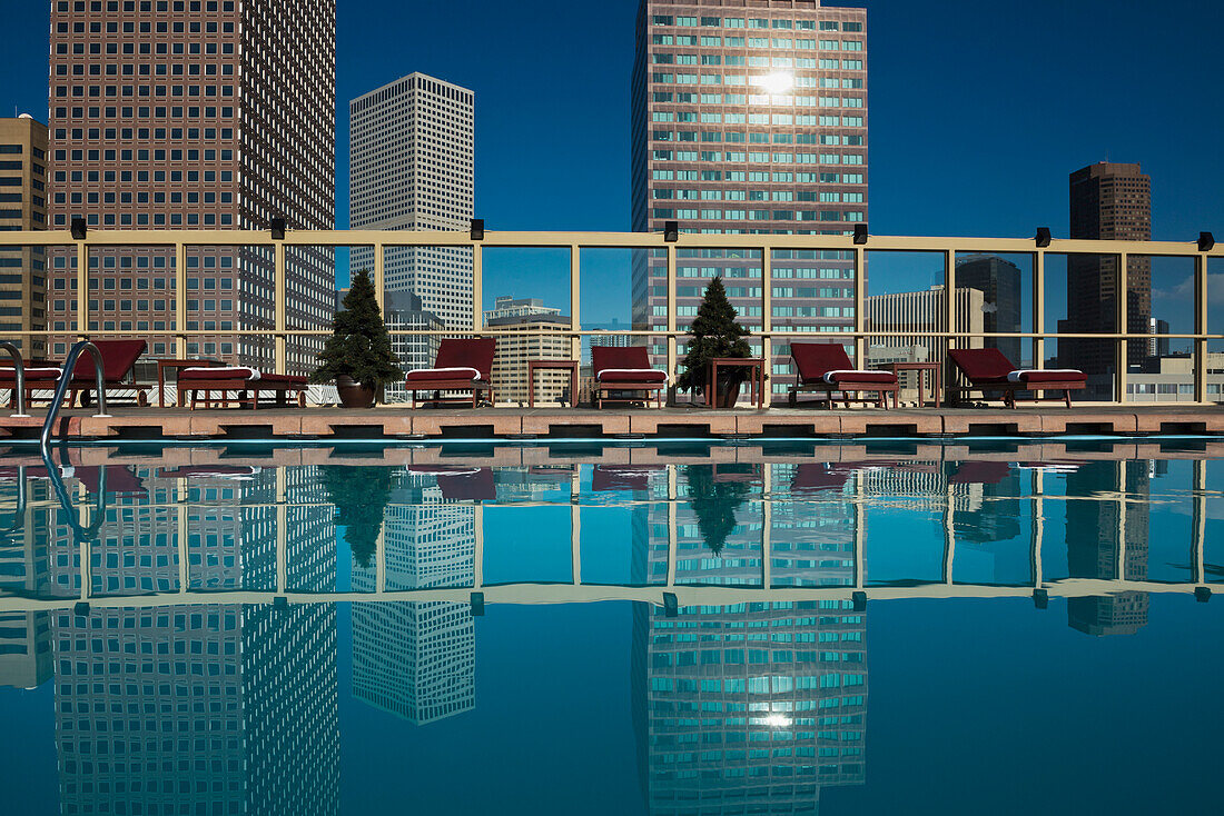 USA, Colorado, Skyline der Innenstadt von Denver vom Dachpool des Warwick Hotels aus gesehen; Denver