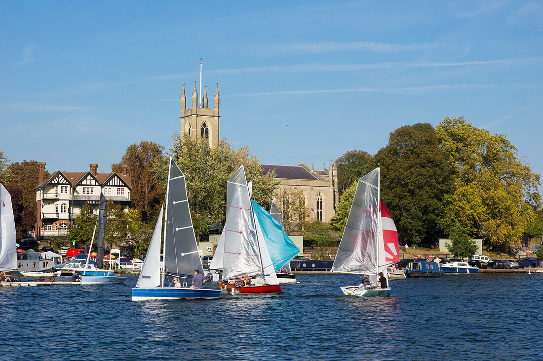 Vereinigtes Königreich, England, Segeln auf der Themse und die Kirche von Hampton im Hintergrund; Middlesex